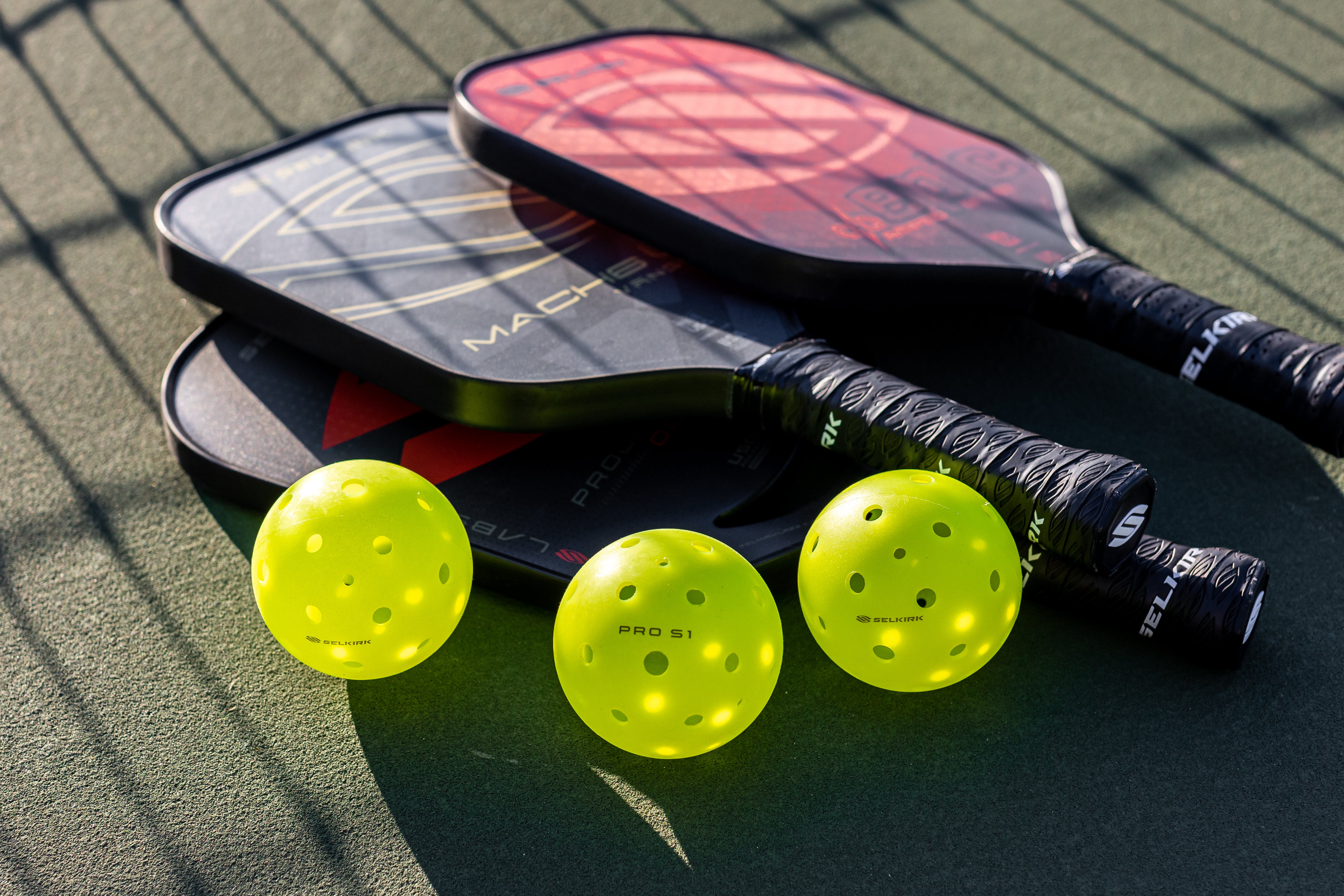 Should you use different paddles for singles and doubles pickleball?